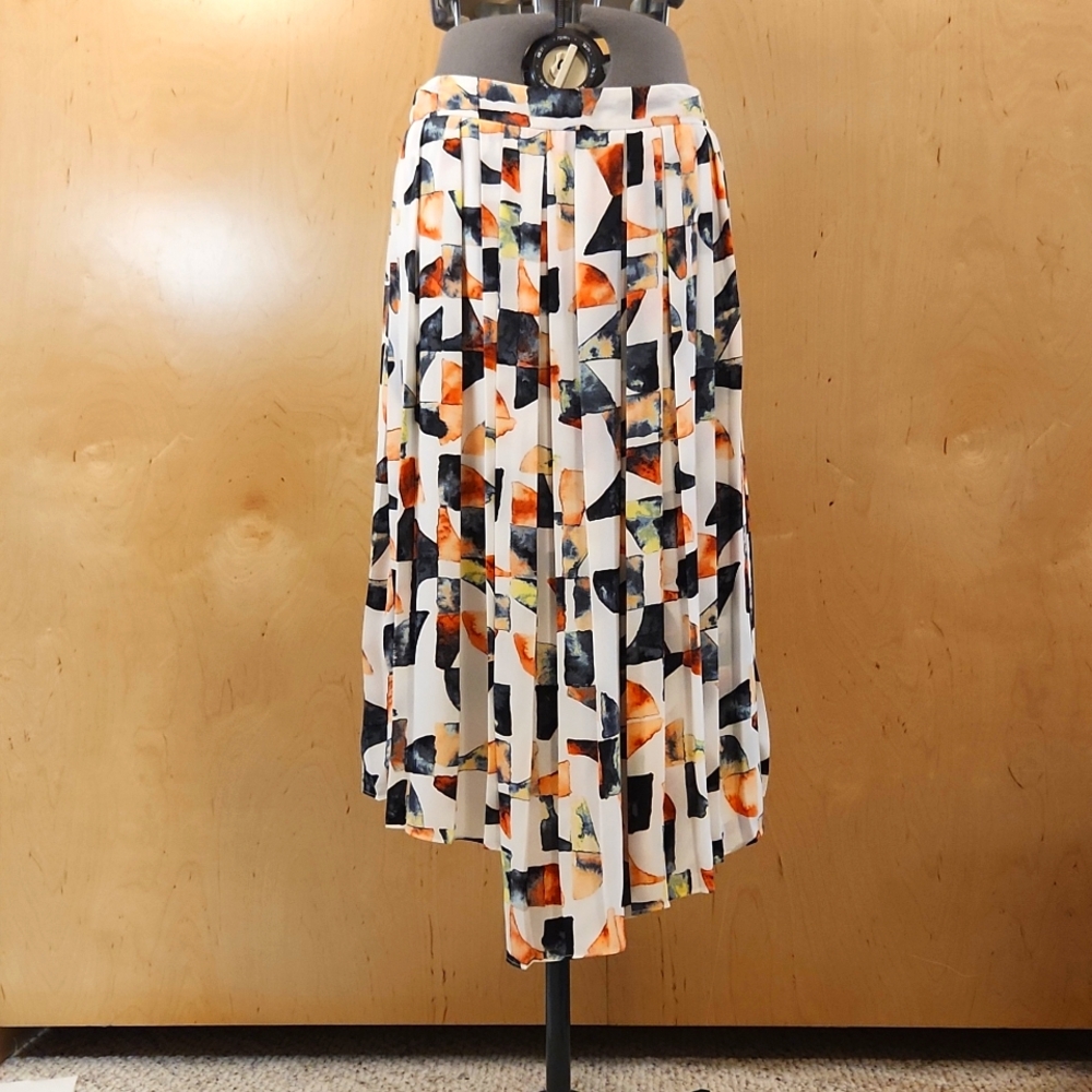En Thread pleated asymmetrical skirt